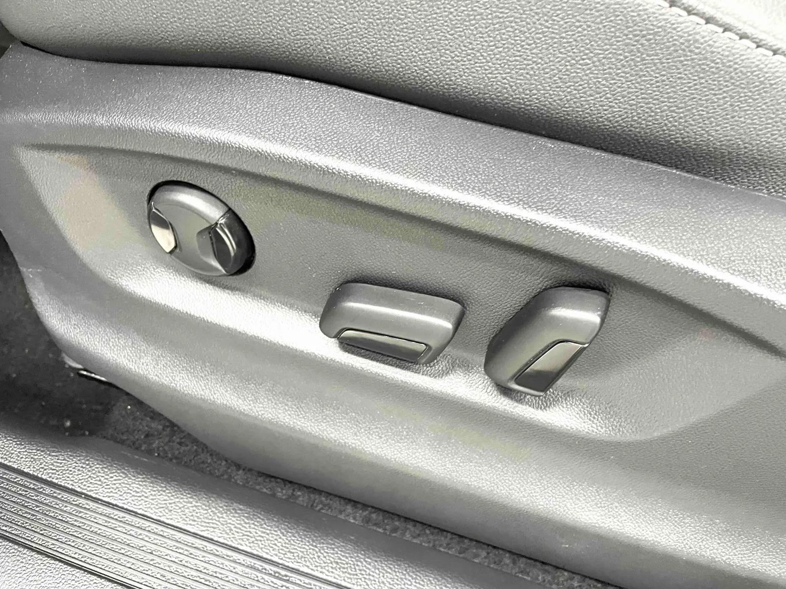 Volkswagen Tiguan L 2023 — photo 7 of 20