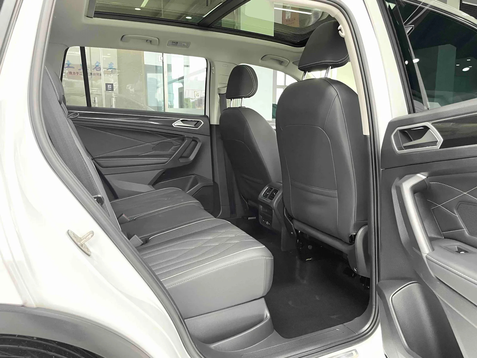 Volkswagen Tiguan L 2023 — photo 9 of 20