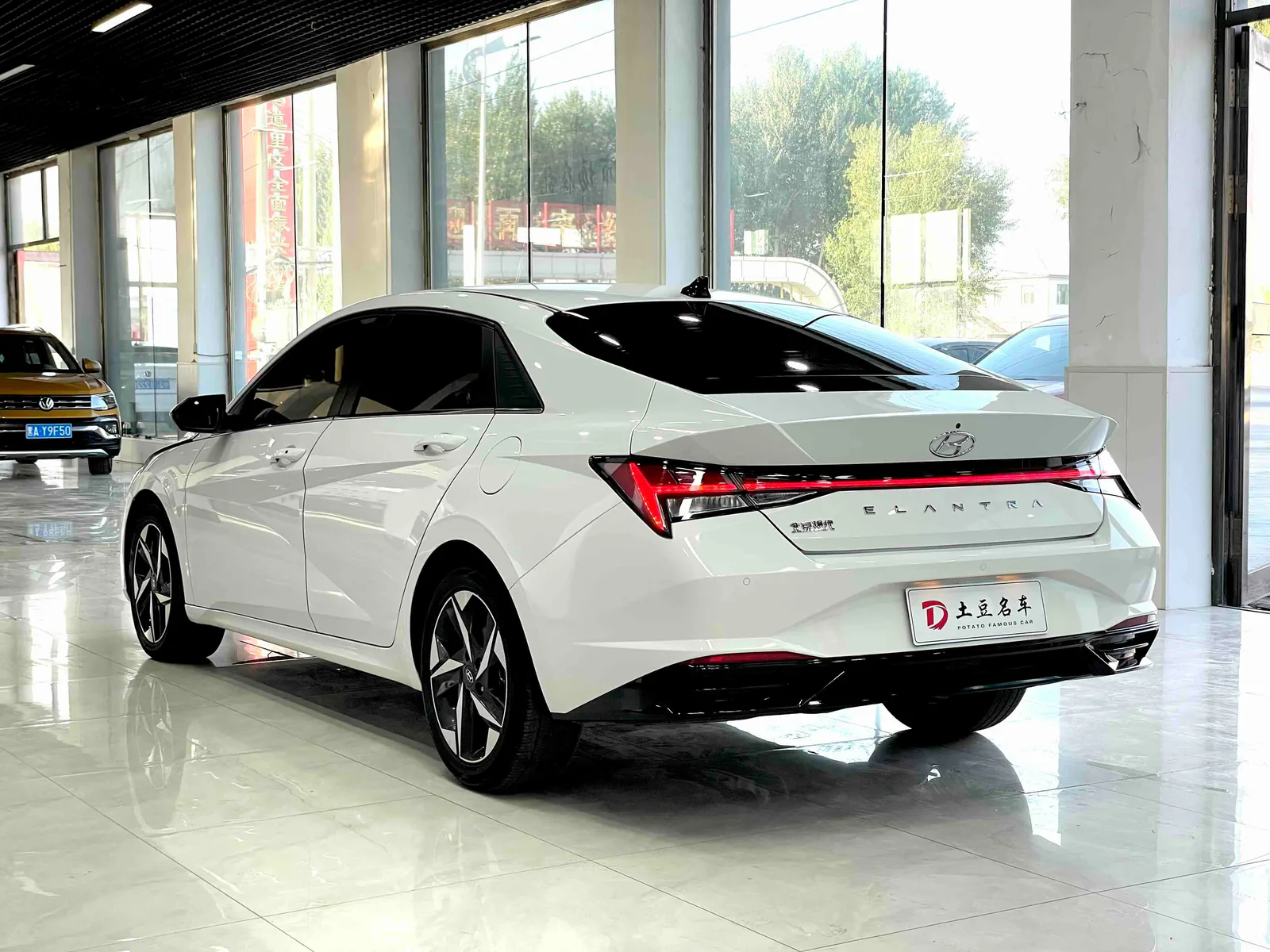 Hyundai Elantra 2022 — photo 13 of 19