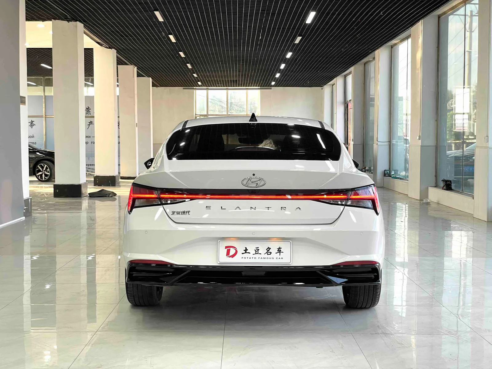 Hyundai Elantra 2022 — photo 14 of 19