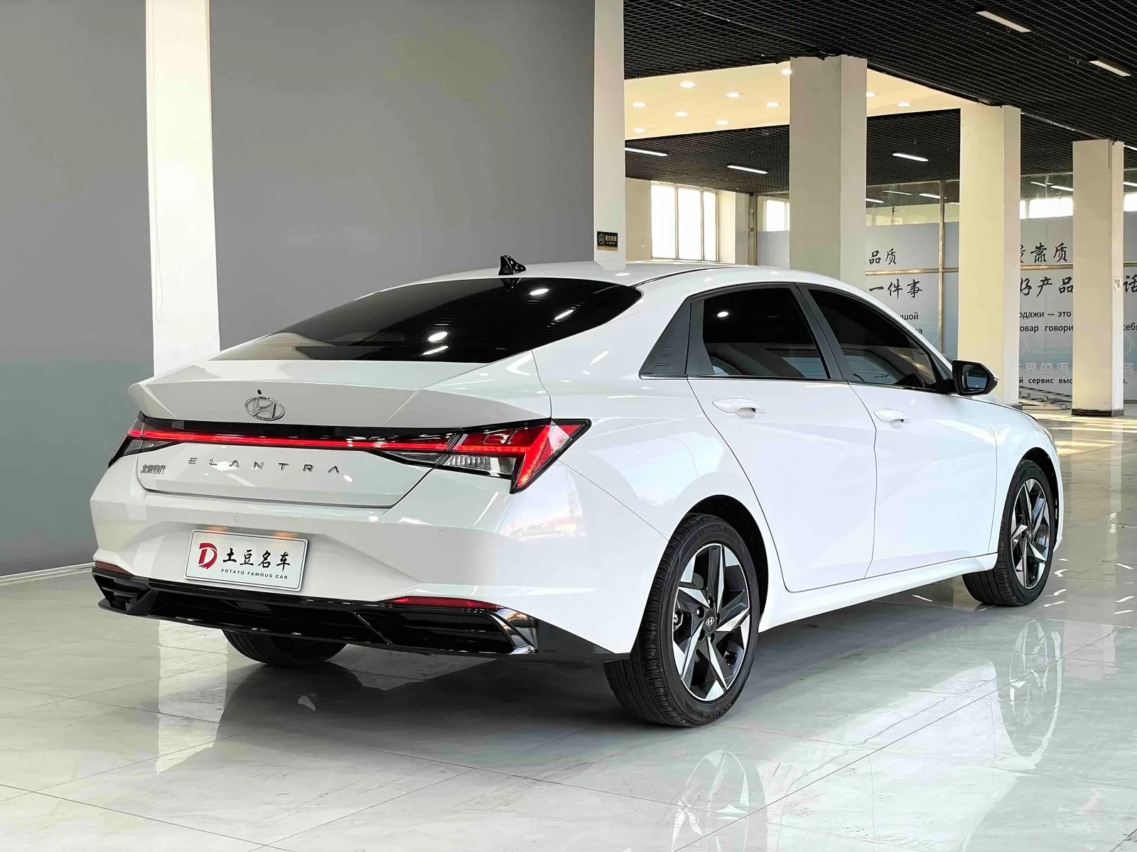 Hyundai Elantra 2022 — photo 15 of 19