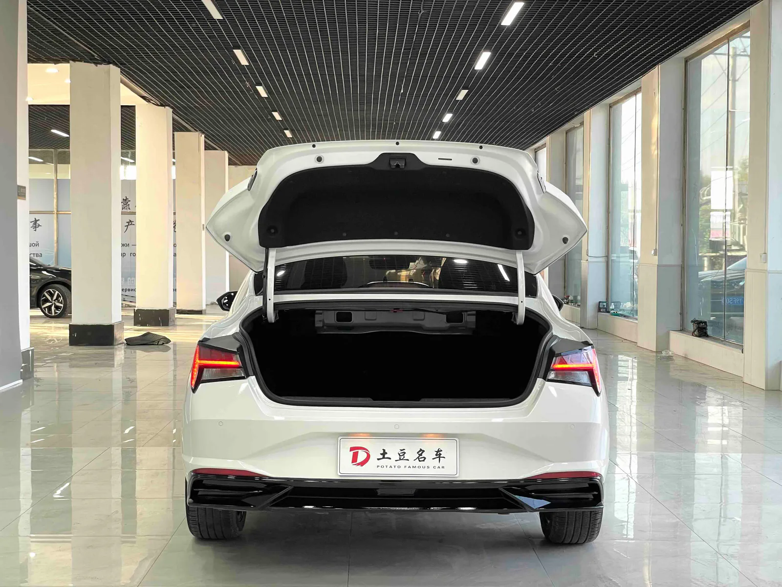 Hyundai Elantra 2022 — photo 16 of 19