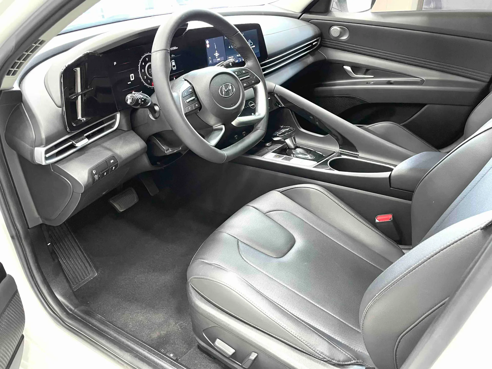Hyundai Elantra 2022 — photo 5 of 19