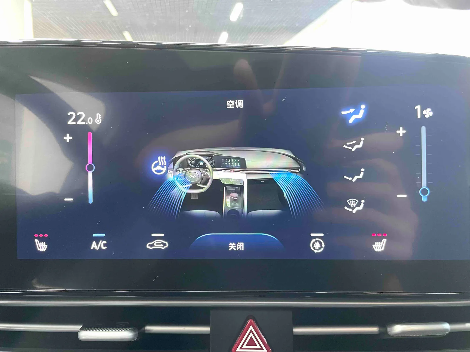 Hyundai Elantra 2022 — photo 8 of 19