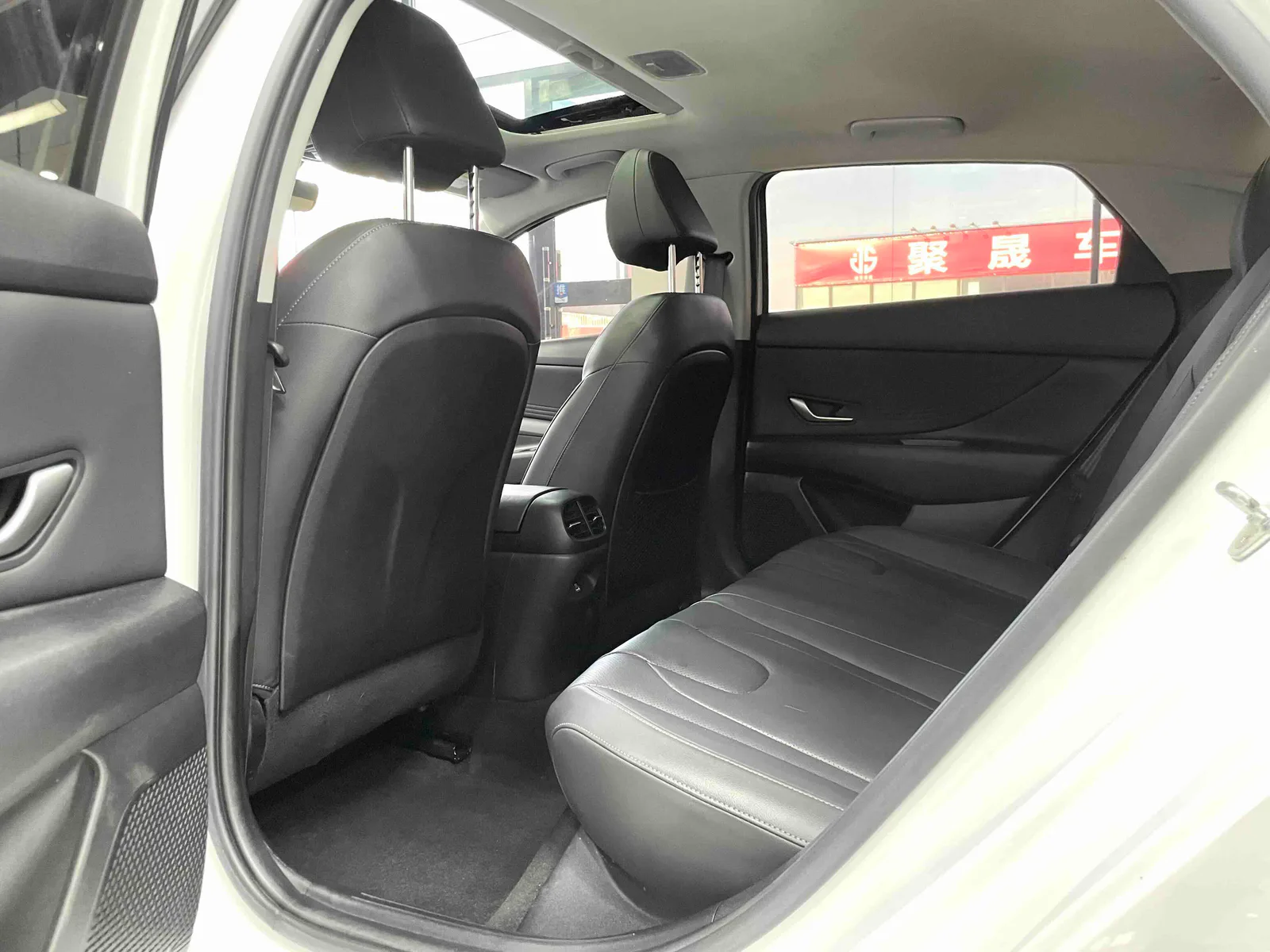 Hyundai Elantra 2022 — photo 9 of 19