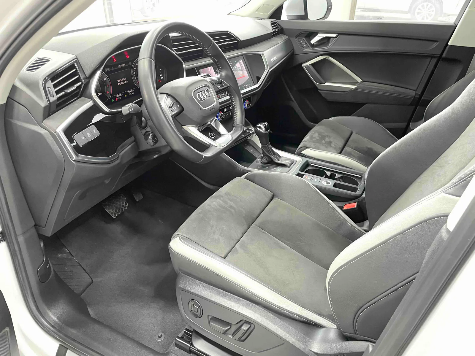 Audi Q3 2022 — photo 5 of 20