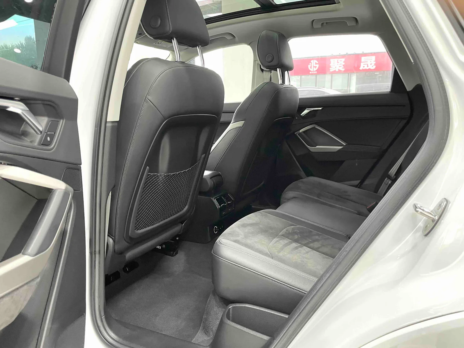 Audi Q3 2022 — photo 9 of 20