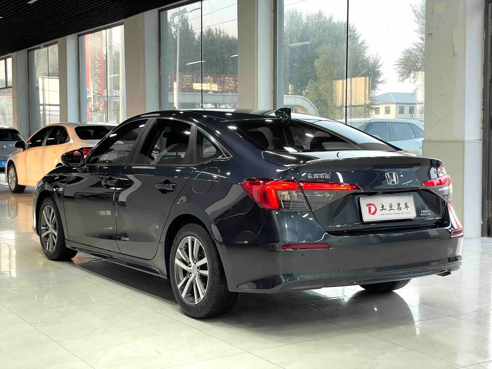 Honda Civic 2022 — photo 13 of 19