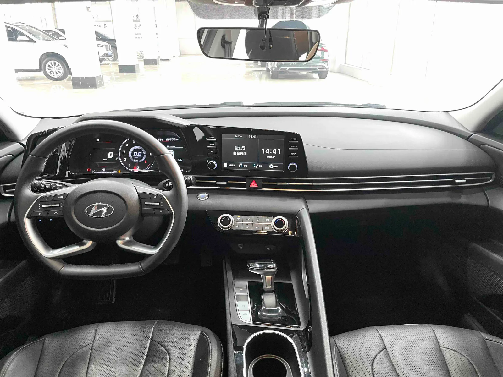 Hyundai Elantra 2022 — photo 11 of 20