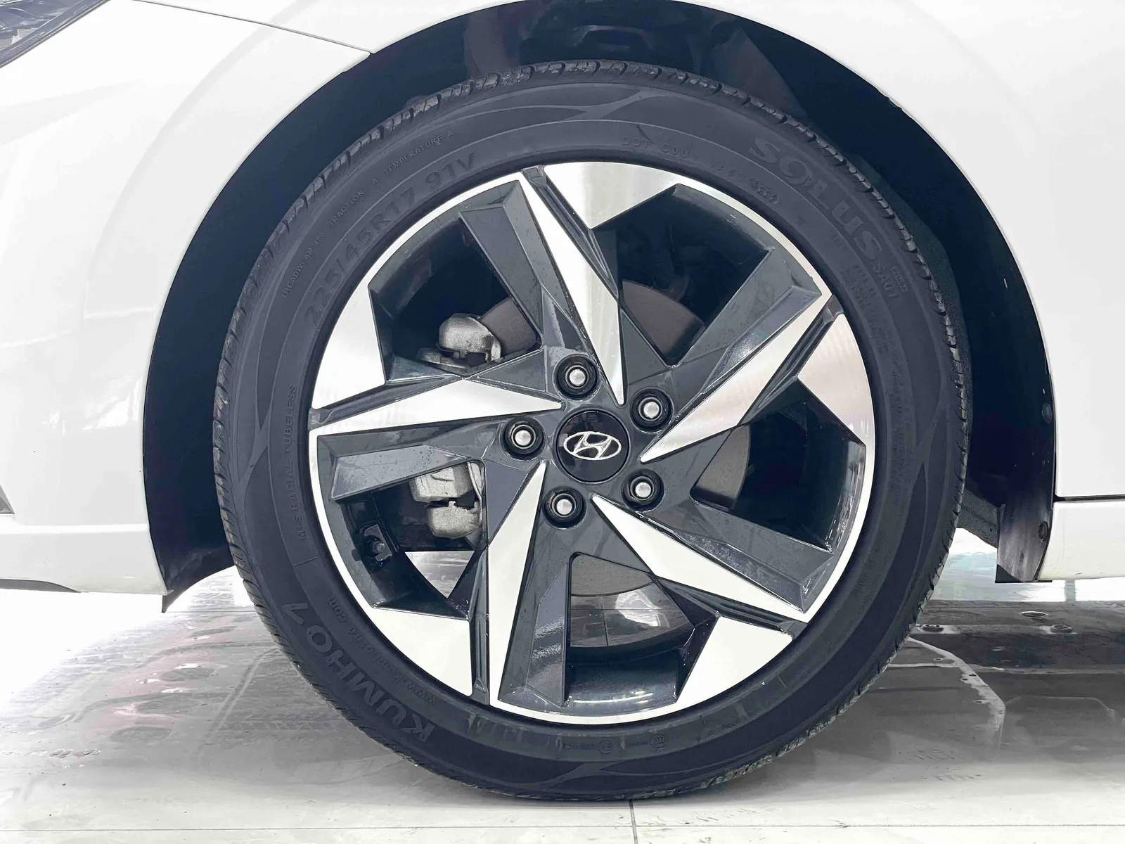 Hyundai Elantra 2022 — photo 14 of 20