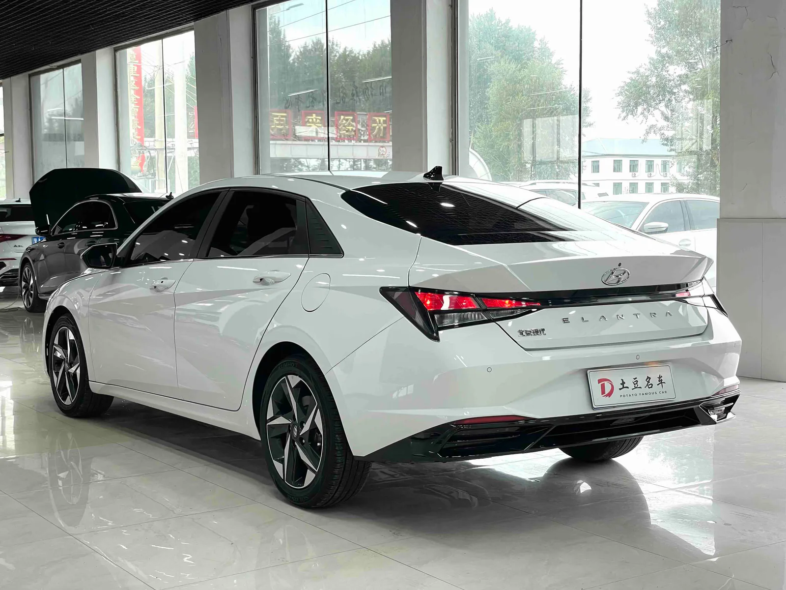 Hyundai Elantra 2022 — photo 15 of 20