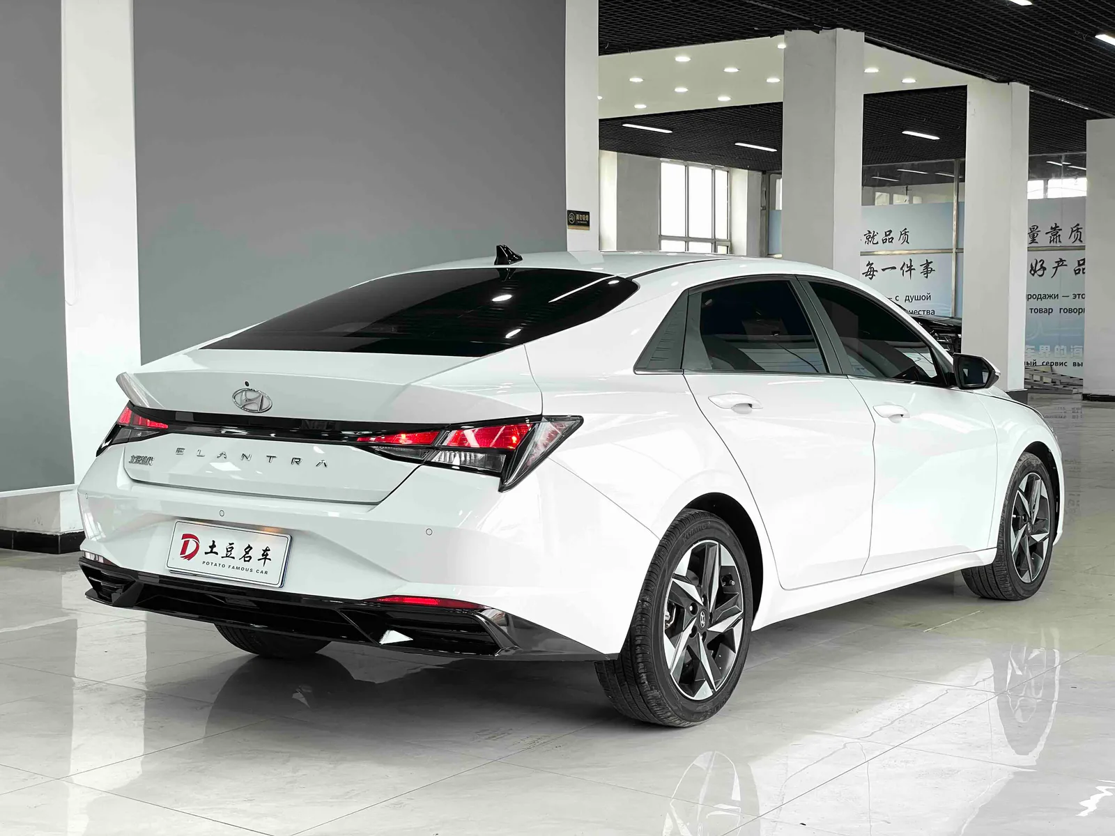 Hyundai Elantra 2022 — photo 17 of 20