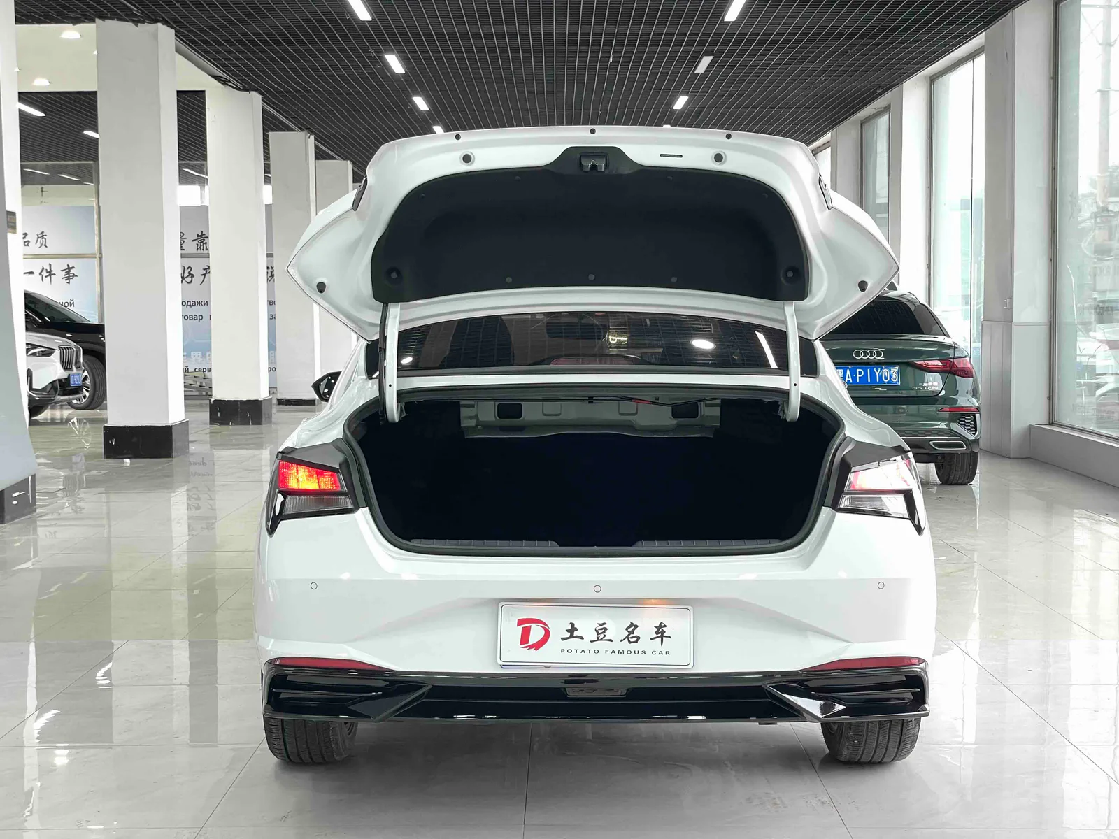 Hyundai Elantra 2022 — photo 18 of 20