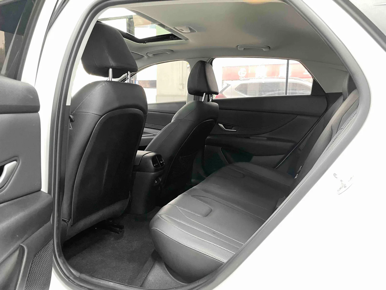 Hyundai Elantra 2022 — photo 9 of 20