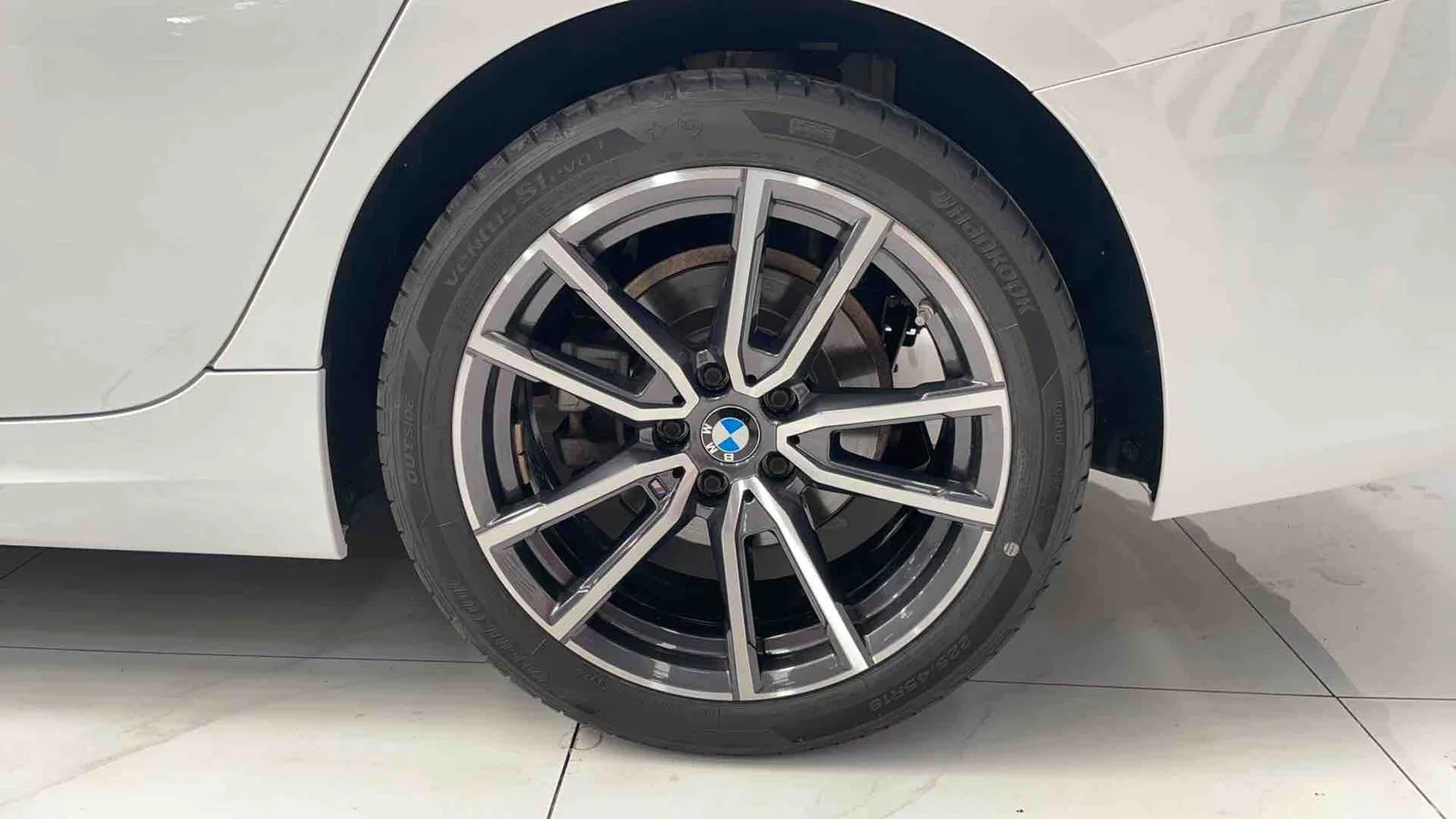 BMW 3 Series 2023 — photo 16 of 20