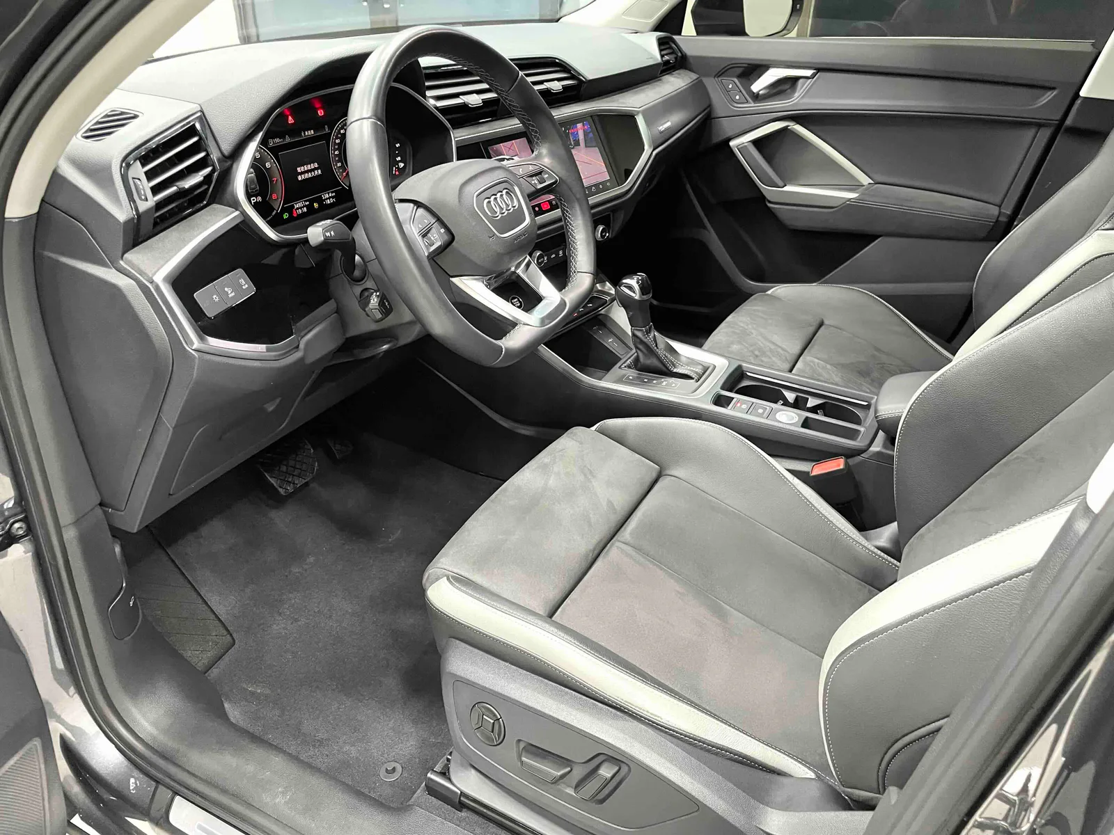 Audi Q3 2022 — photo 5 of 20