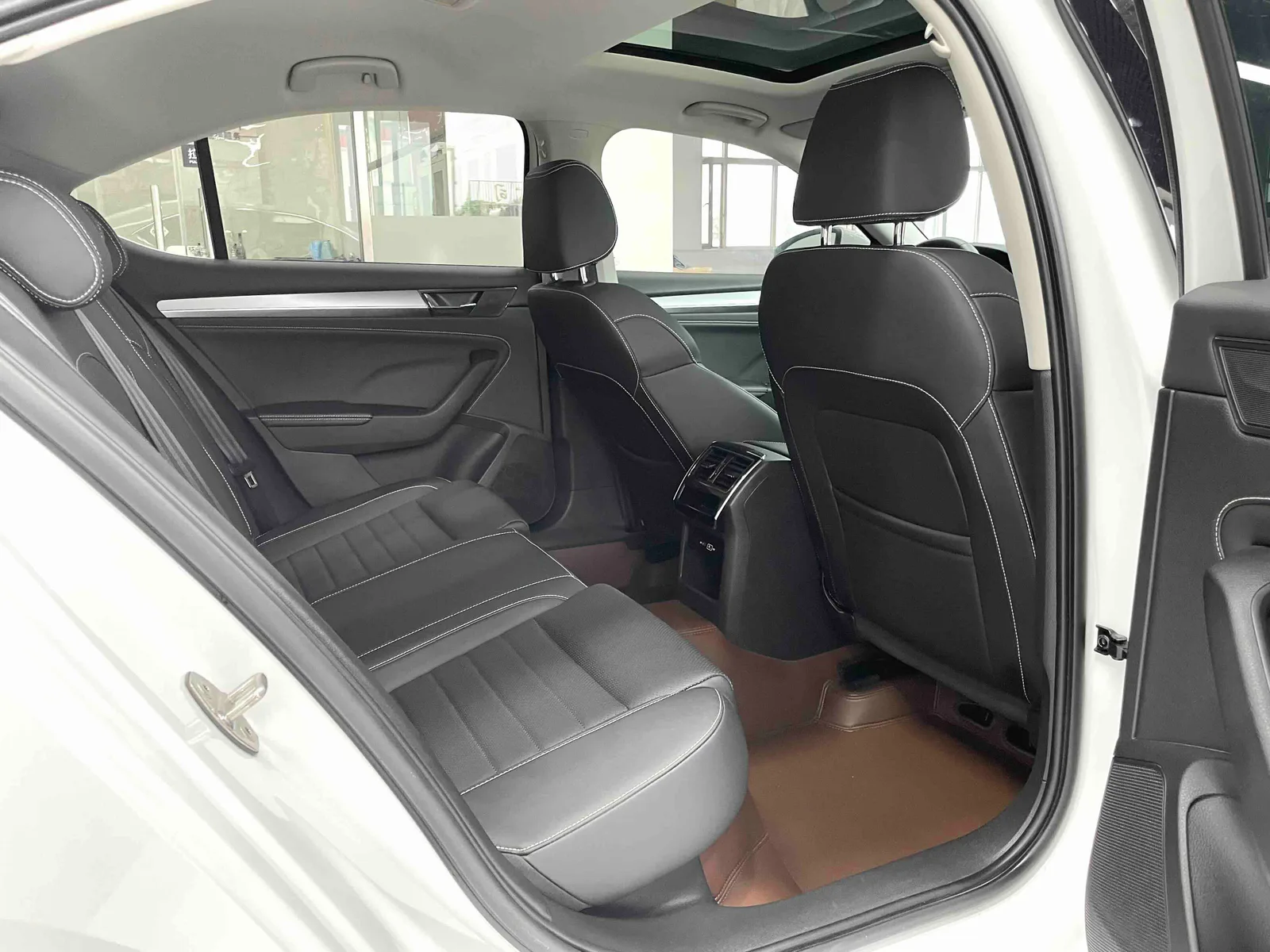 Skoda Superb 2023 — photo 11 of 20