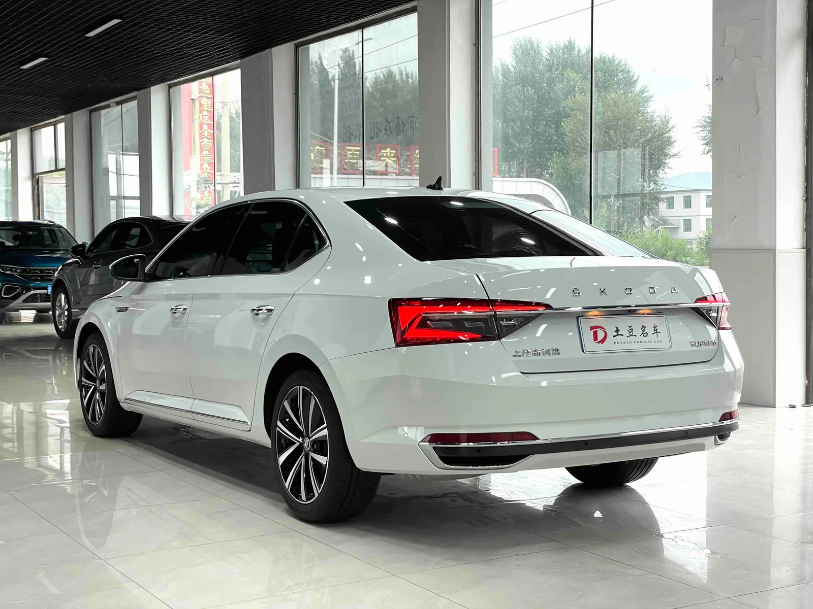 Skoda Superb 2023 — photo 14 of 20