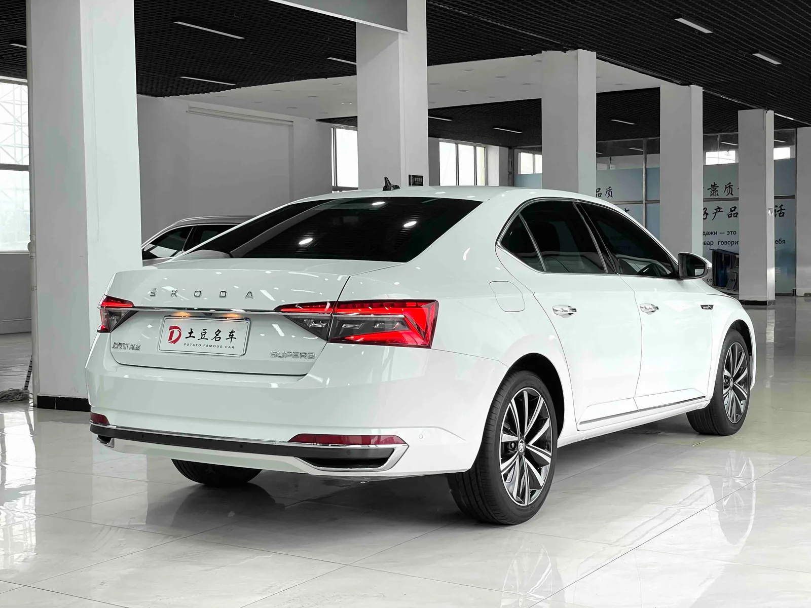 Skoda Superb 2023 — photo 16 of 20
