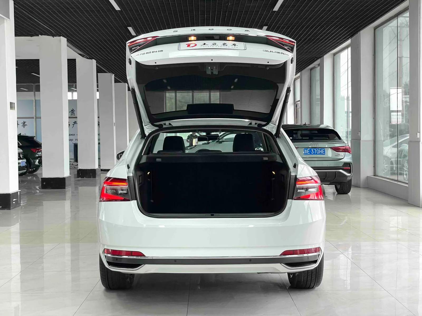 Skoda Superb 2023 — photo 17 of 20