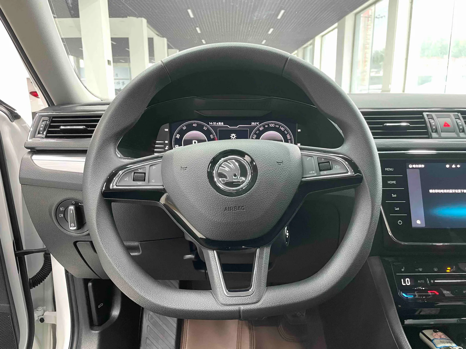 Skoda Superb 2023 — photo 4 of 20