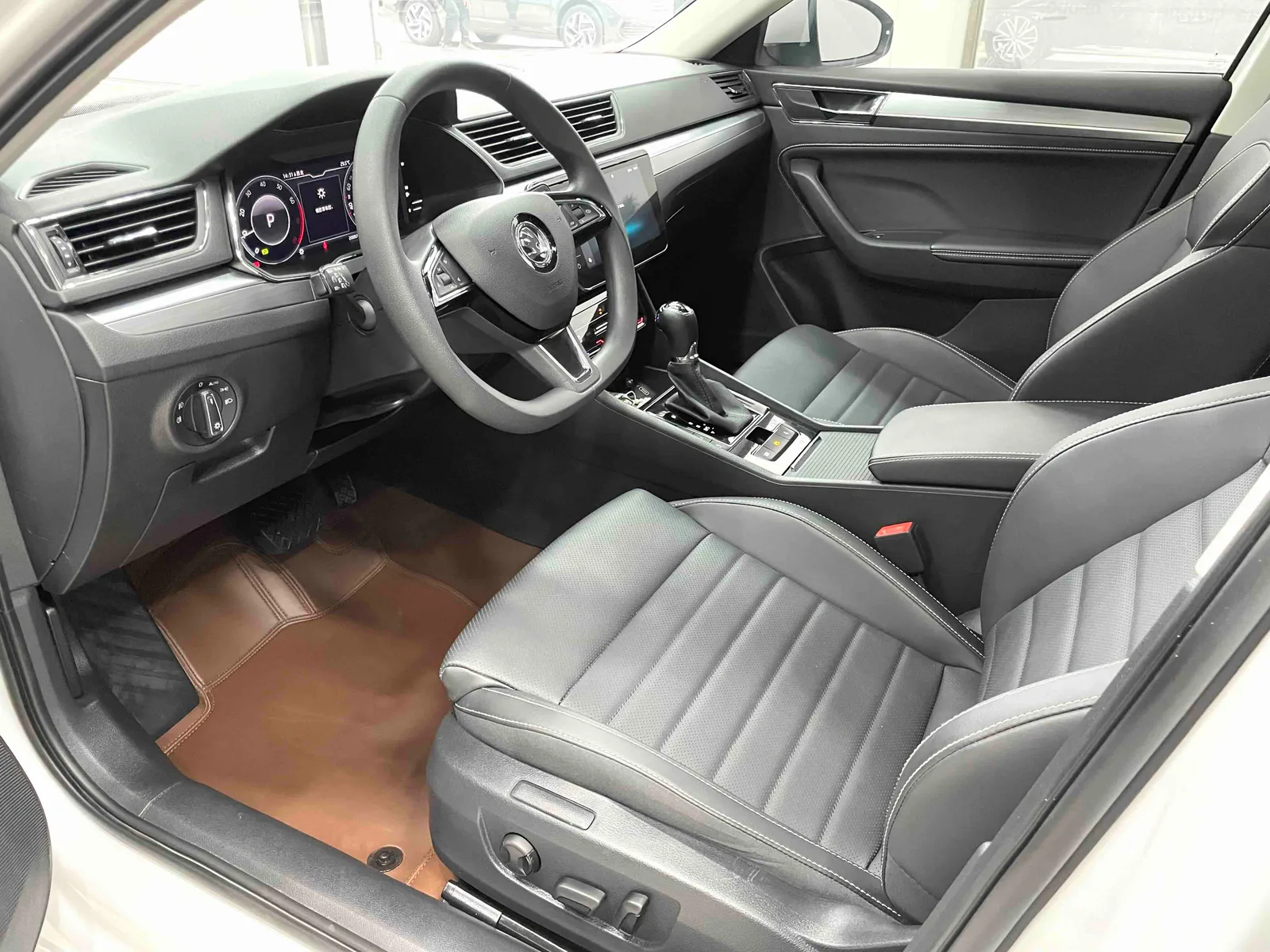 Skoda Superb 2023 — photo 5 of 20