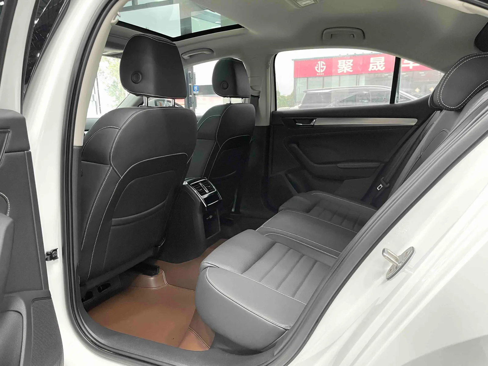 Skoda Superb 2023 — photo 9 of 20