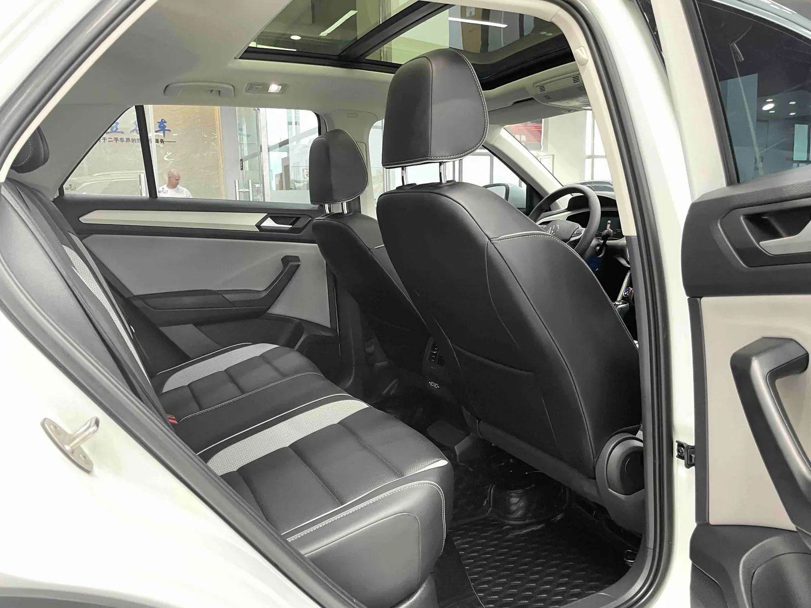Volkswagen T-Roc 2023 — photo 10 of 15