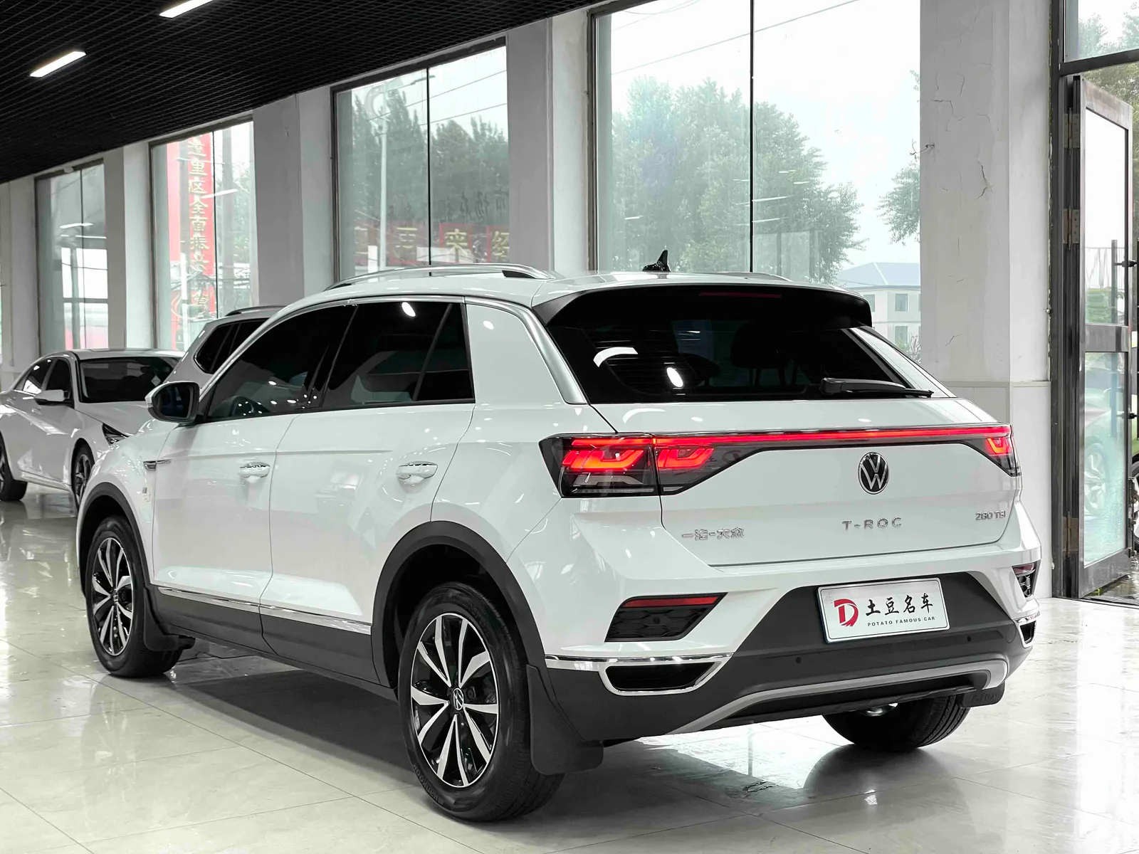 Volkswagen T-Roc 2023 — photo 13 of 15