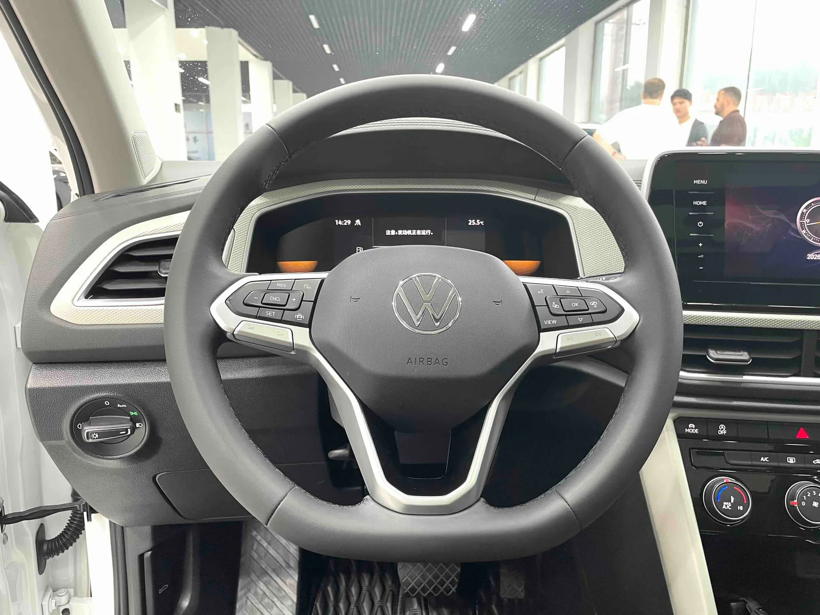 Volkswagen T-Roc 2023 — photo 4 of 15