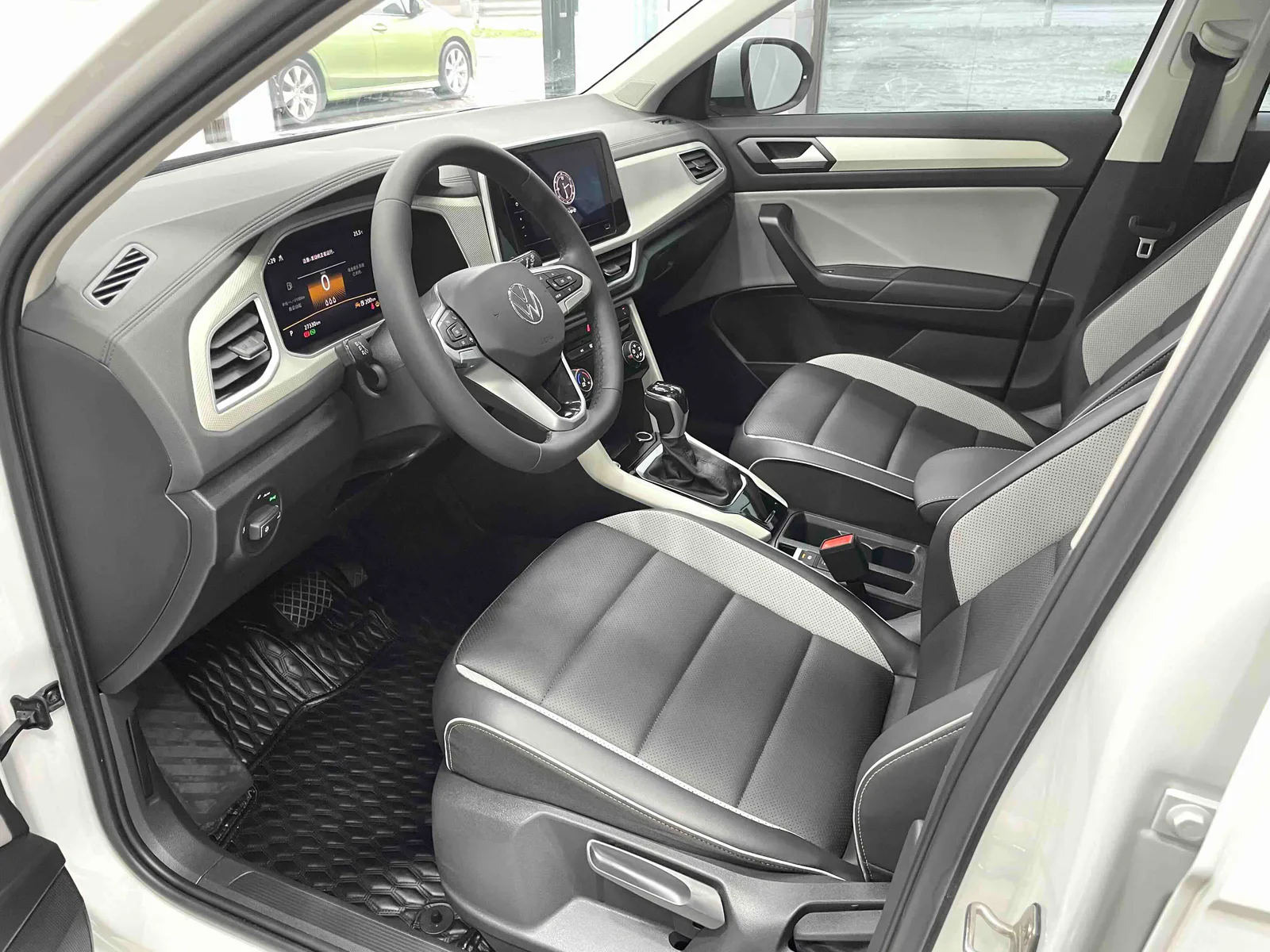 Volkswagen T-Roc 2023 — photo 5 of 15