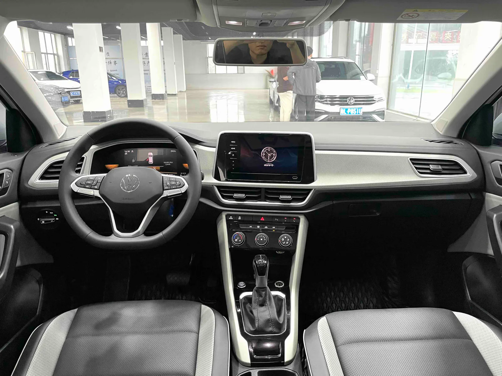 Volkswagen T-Roc 2023 — photo 6 of 15