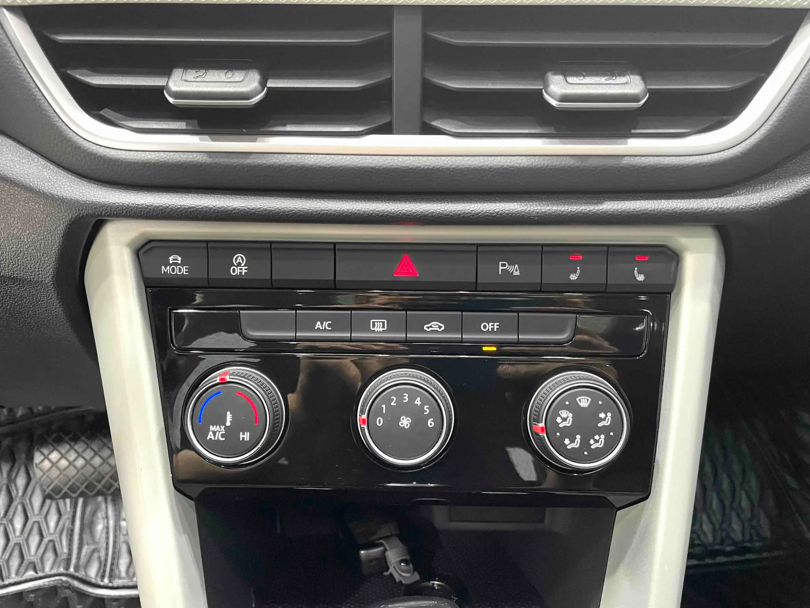 Volkswagen T-Roc 2023 — photo 7 of 15