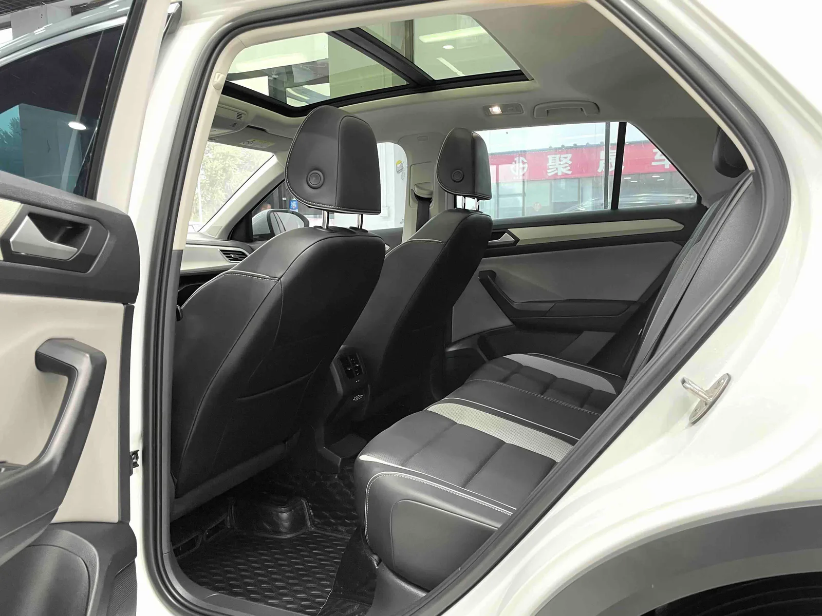 Volkswagen T-Roc 2023 — photo 8 of 15