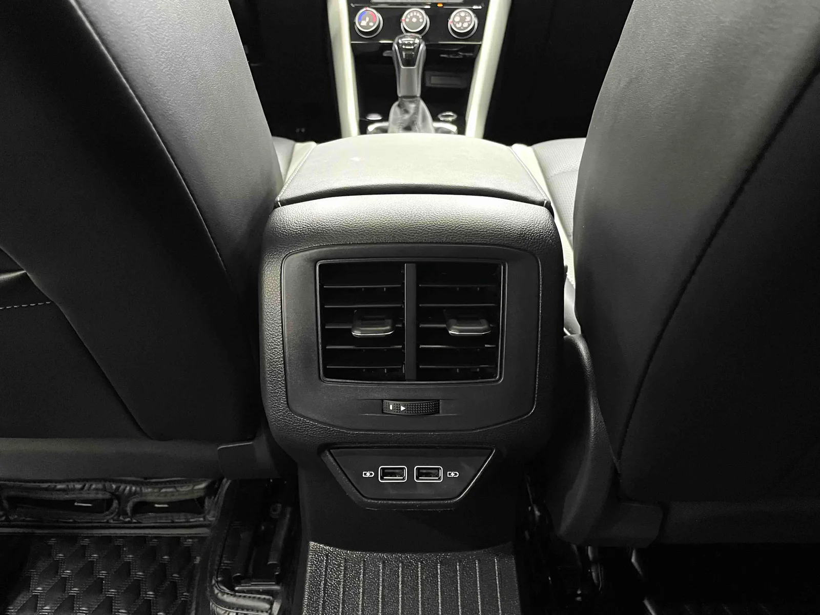 Volkswagen T-Roc 2023 — photo 9 of 15