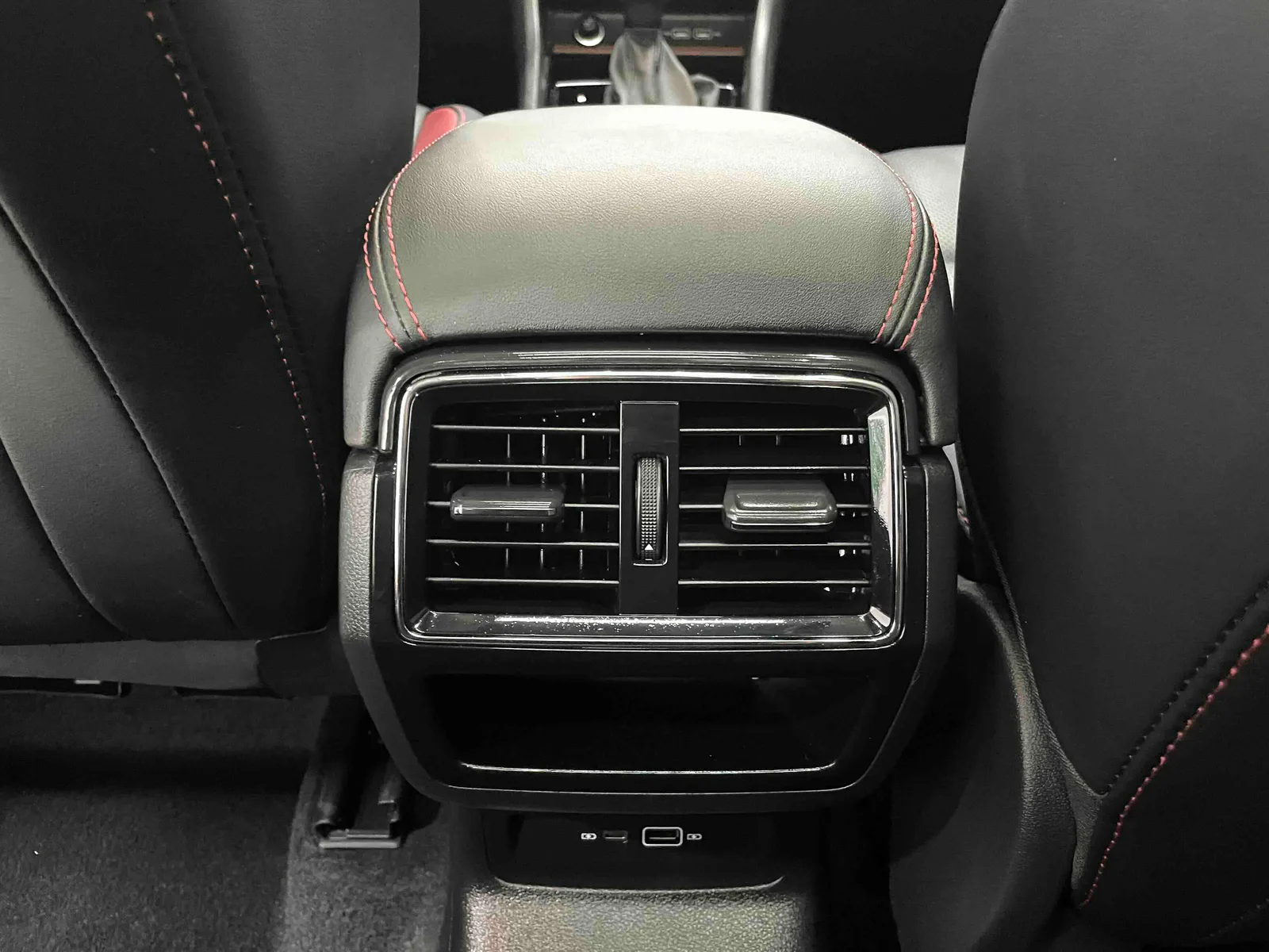 Skoda Karoq 2023 — photo 10 of 20