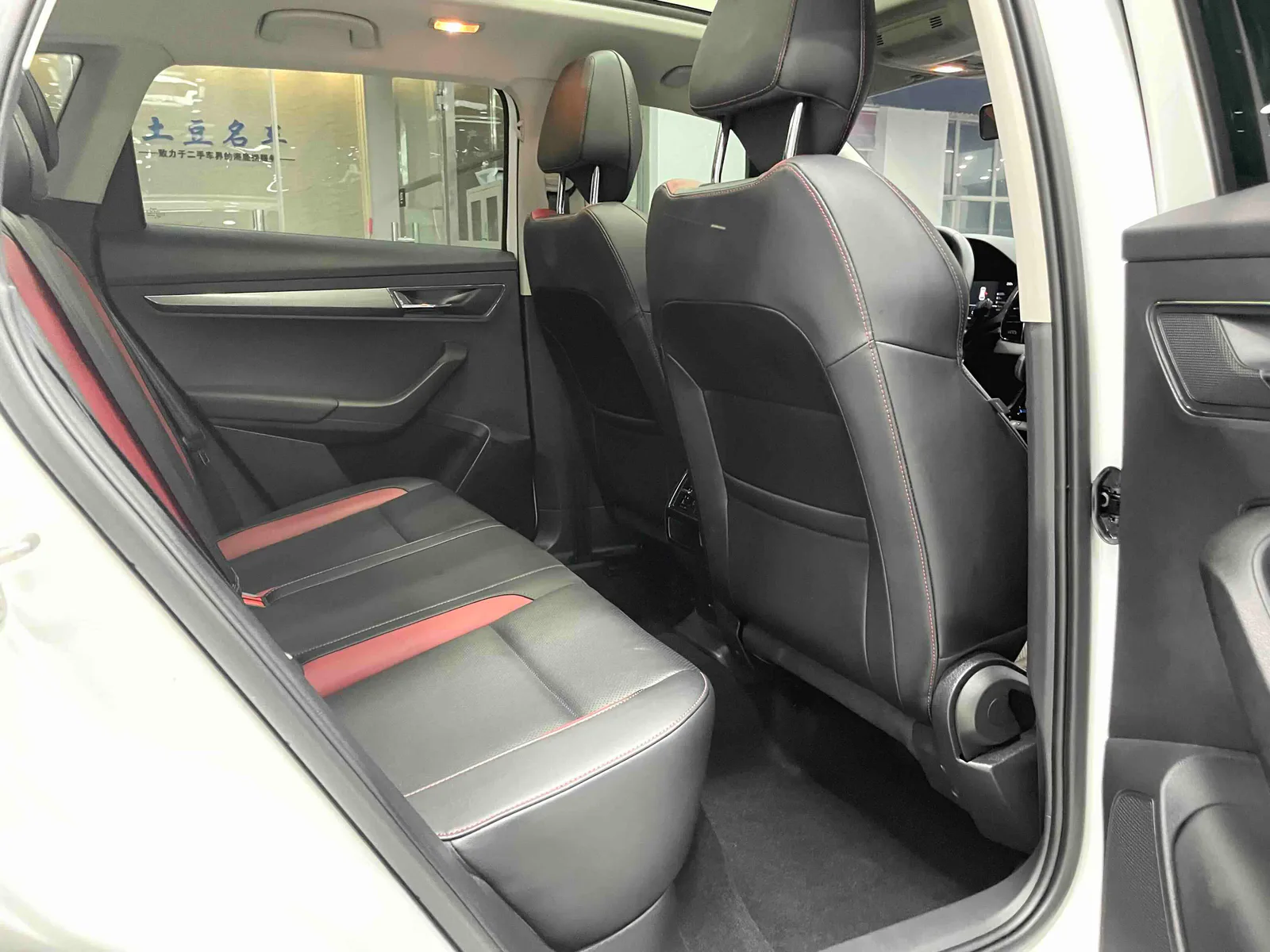 Skoda Karoq 2023 — photo 11 of 20