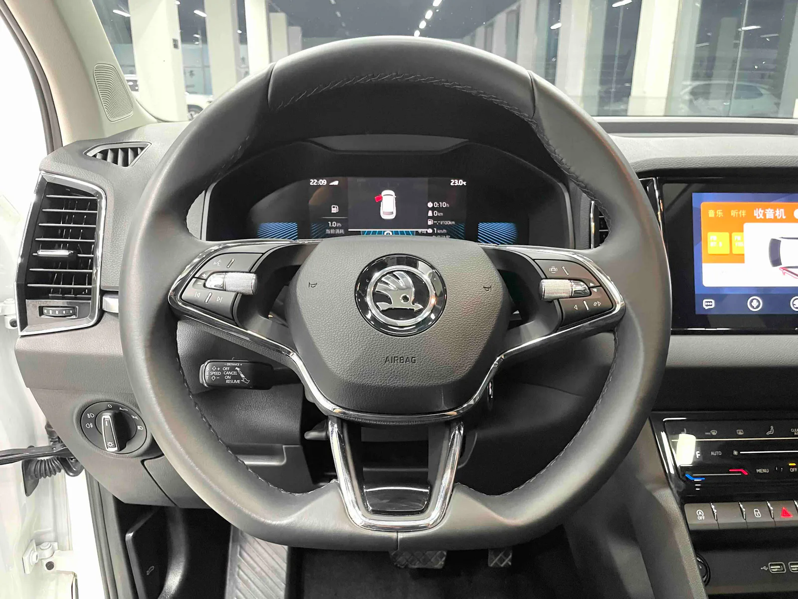 Skoda Karoq 2023 — photo 4 of 20