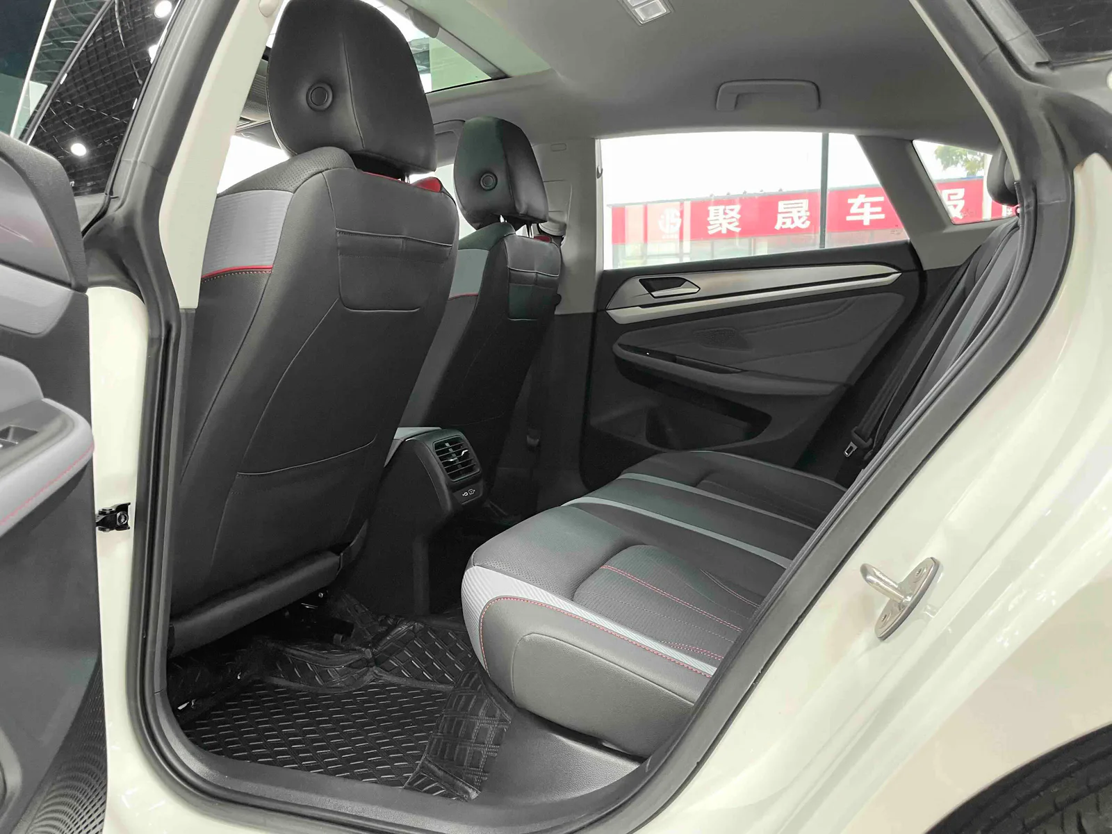 Volkswagen Lamando 2023 — photo 9 of 20