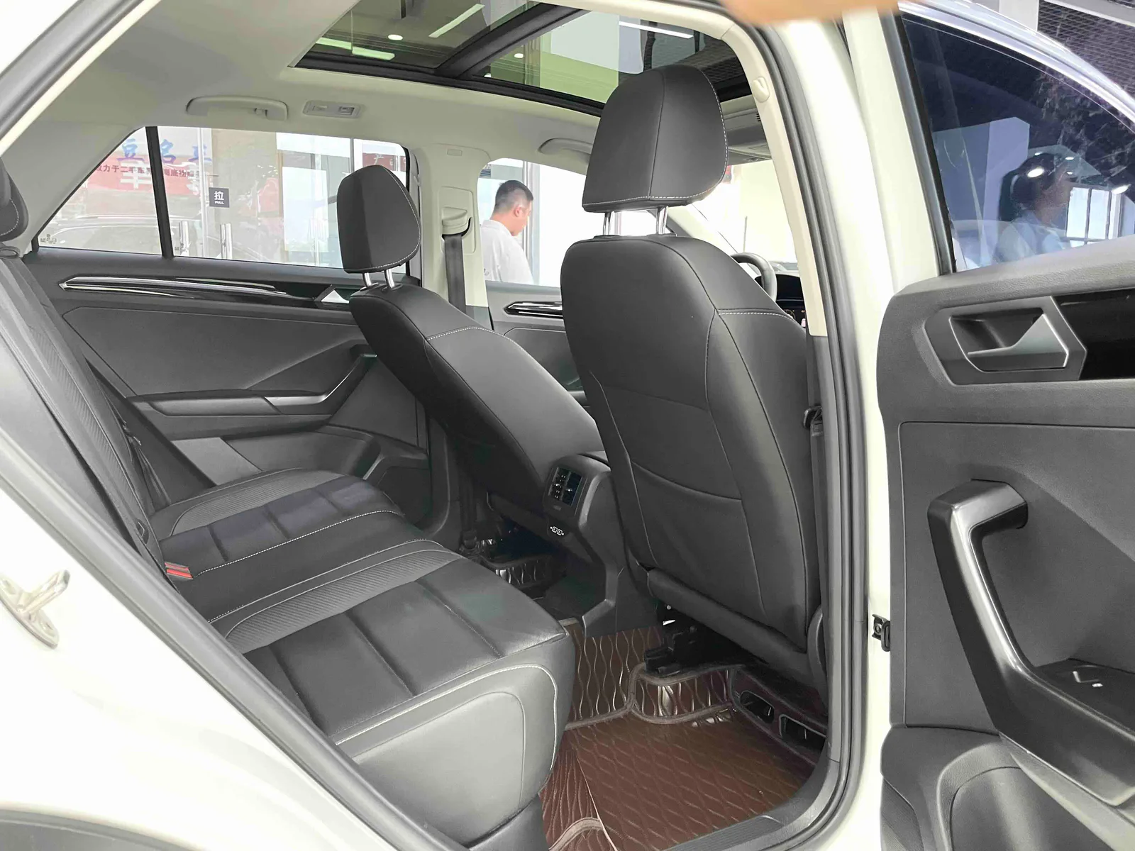 Volkswagen T-Roc 2022 — photo 10 of 20