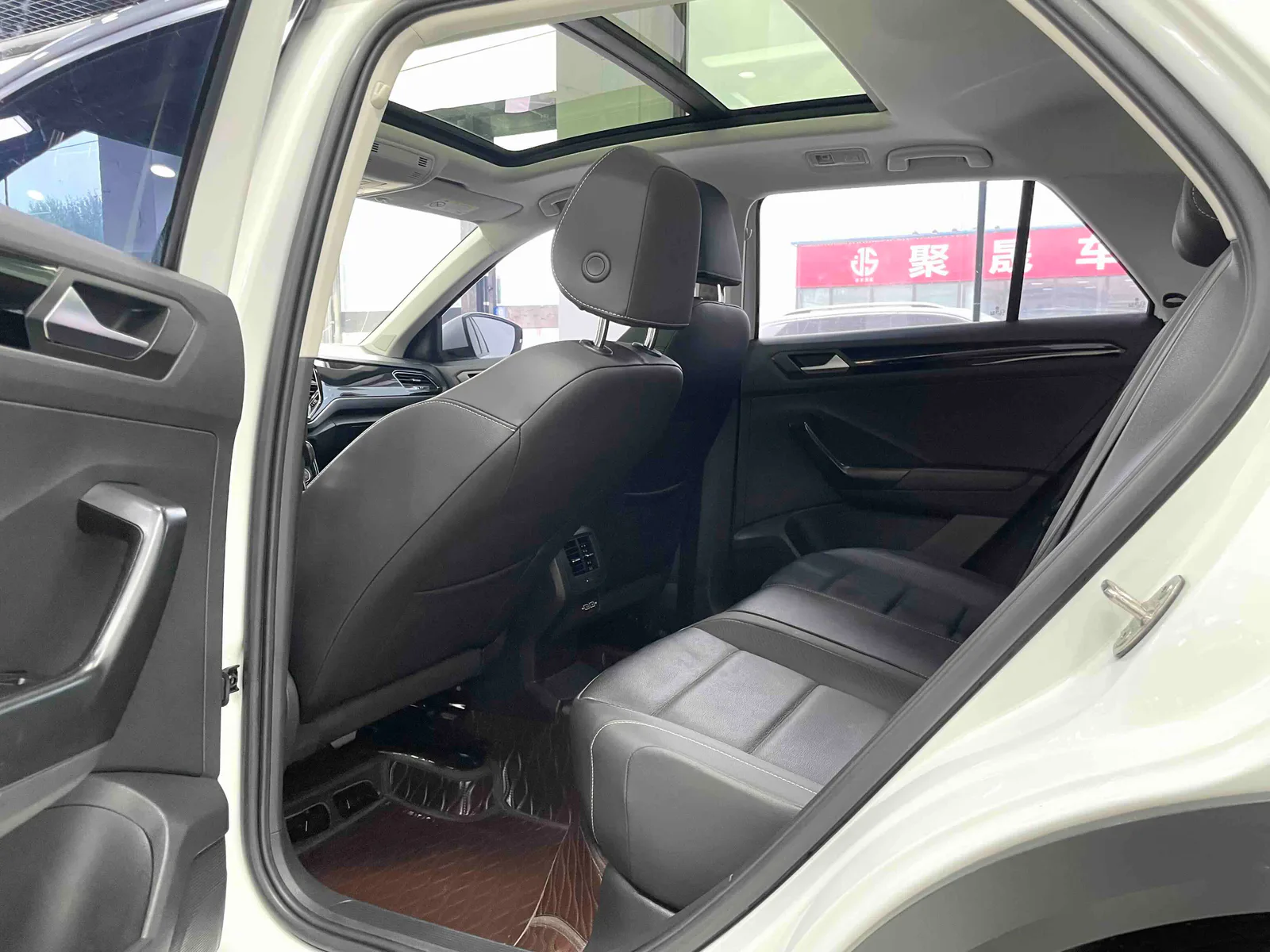 Volkswagen T-Roc 2022 — photo 8 of 20