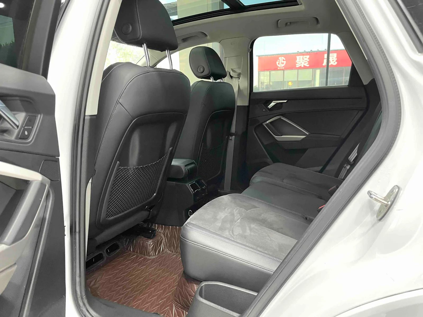 Audi Q3 2022 — photo 9 of 20