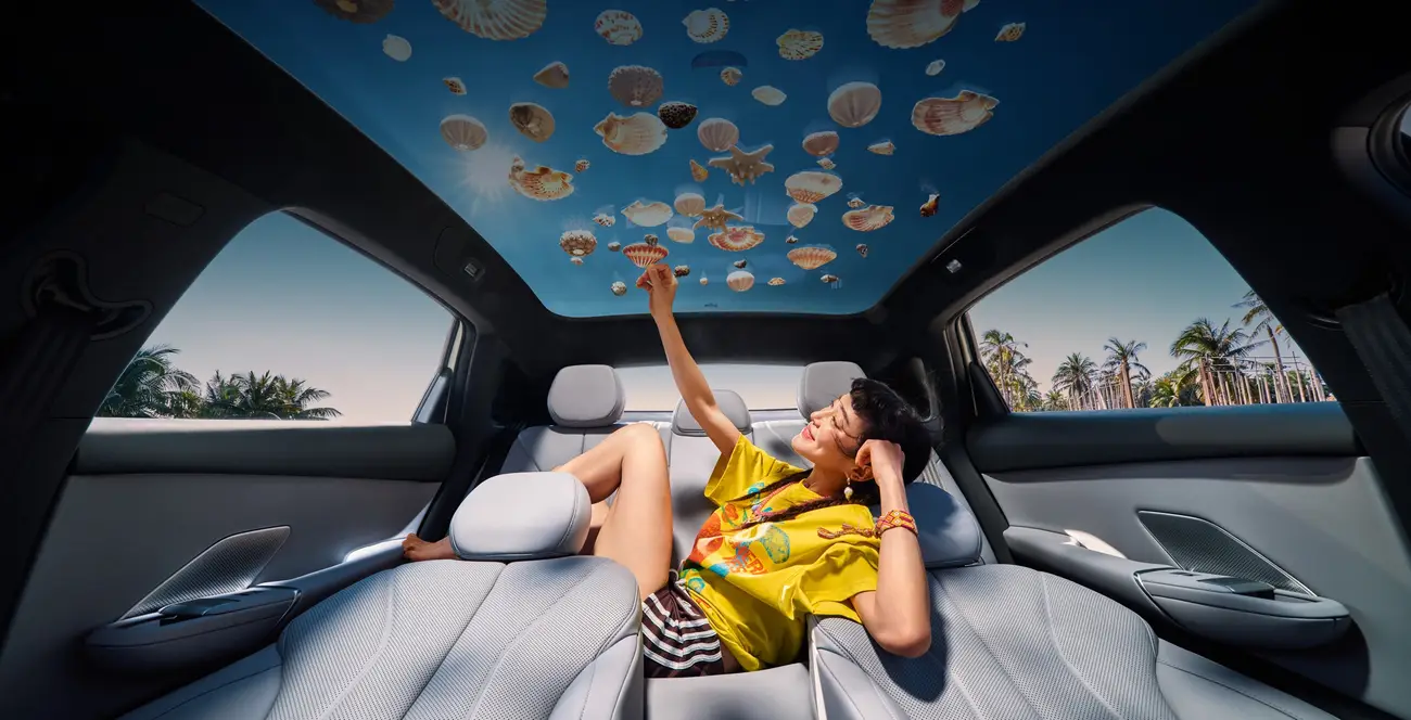 XPENG MONA M03 panoramic roof official image