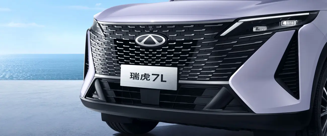 Chery Tiggo 7L front three-quarter exterior view