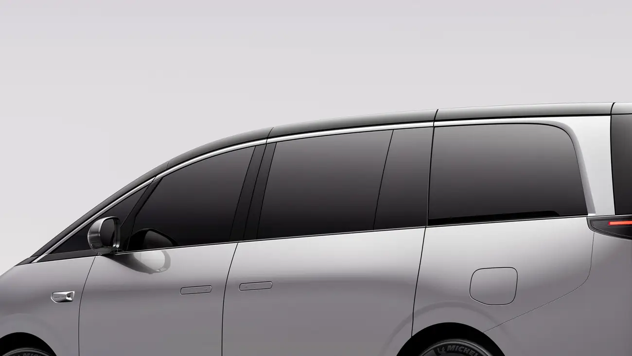 Leapmotor D99 in profile