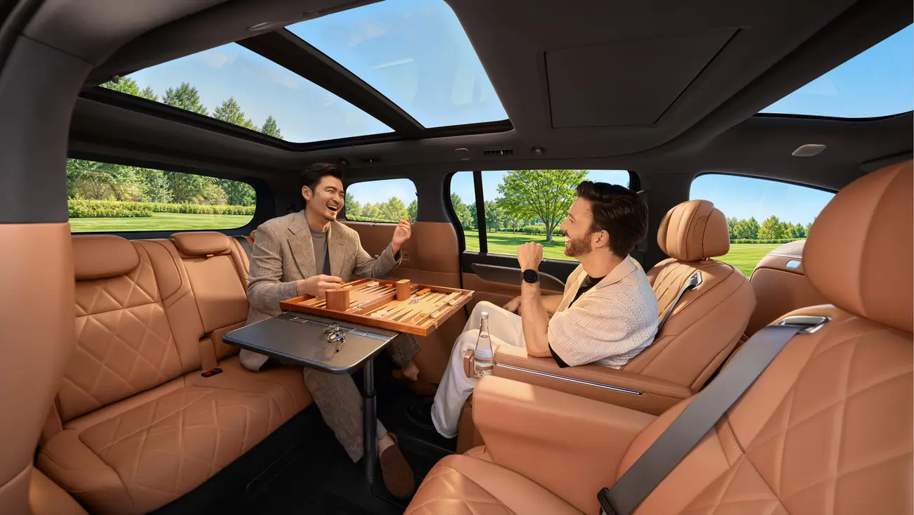 Leapmotor D99 face-to-face seats and table