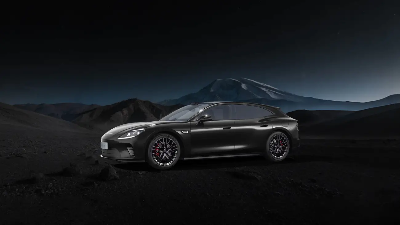 Чорний AISTALAND GT7 у профіль уночі