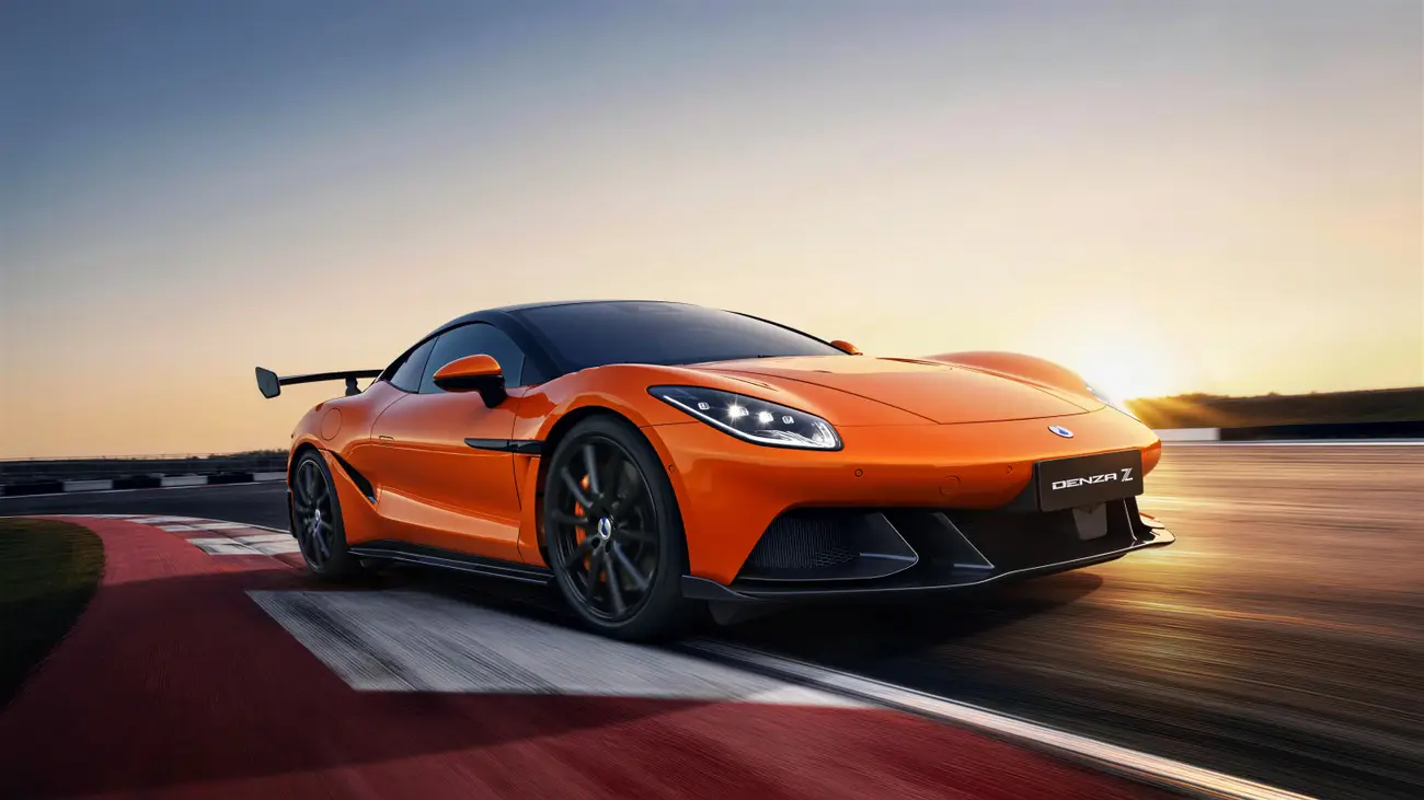 Оранжевый DENZA Z Racing на гоночной трассе