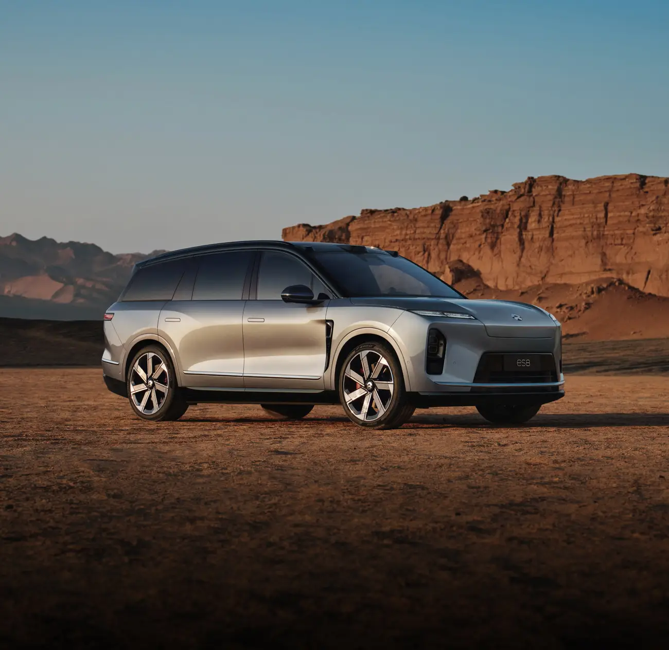 Серебристый NIO ES8 в пустынном пейзаже