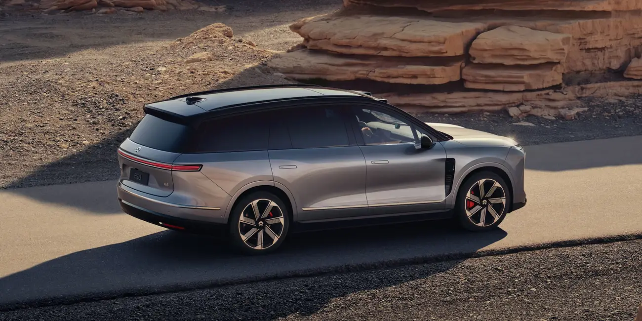 NIO ES8 збоку та ззаду